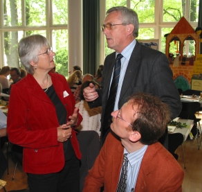 Landesbischof  Fischer im Gespräch mit Frau Andritschky und Dekan Ihle