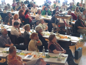 ein Ausschnitt der 160 Besucher im Albert-Schweizer-Saal Karlsruhe